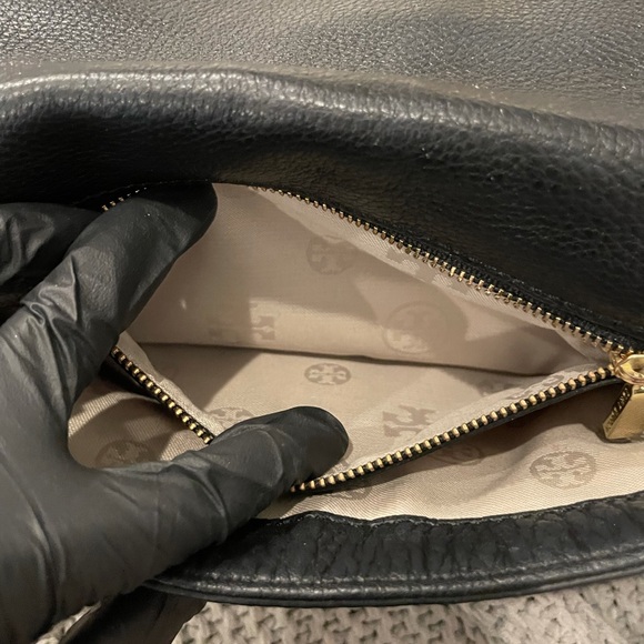 Tory Burch Amanda Crossbody Black Leather Logo Bag - Picture 7 of 14